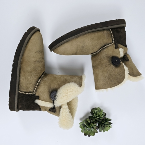UGG Australia Boots Bailey Button Sheepskin Shearling Winter 5838 Size 9 Women’s - Picture 12 of 12